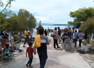 Objek Wisata Pantai Pasir Putih Parparean Menjadi Primadona Bagi Wisatawan Merayakan Tahun Baru