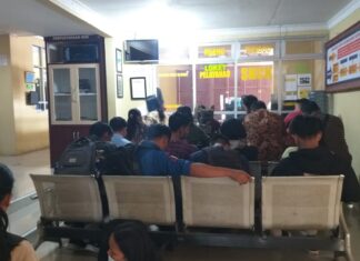 Pemohon SKCK Membludak Polres Taput Buka Pelayanan Hingga Malam Hari.