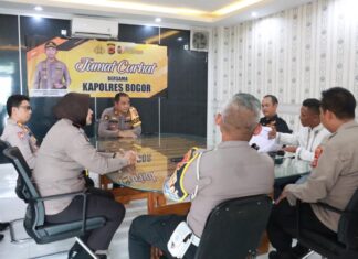 Respon Aduan Masyarakat Melalui Program Jumat Curhat