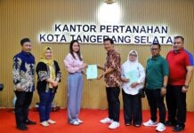 169 Sertipikat PTSL di serahkan secara Langsung Ke warga Oleh Kepala BPN Tangsel