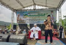 Kepala Desa Kemang Entang Suana, SE Hadiri Isra mi’raj di Kemang Batas