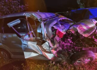 Kecelakaan Lalu Lintas Antara Mobil Barang Truck Isuzu Dengan Toyota Avanza