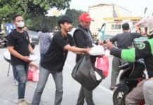 Jaringan Jurnalis Bogor Bagi Bagi Takjil untuk Pengguna Jalan