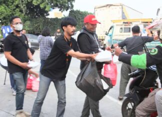 Jaringan Jurnalis Bogor Bagi Bagi Takjil untuk Pengguna Jalan