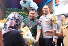 Kapolres Bogor Bersama Instrumen Pemerintah Lainnya Menggelar Kegiatan Operasi Pasar Murah