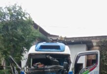 Bus Mopen Tabrak Truck Yang Sedang Parkir 14 Orang Luka-Luka