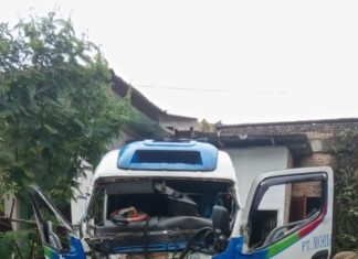 Bus Mopen Tabrak Truck Yang Sedang Parkir 14 Orang Luka-Luka