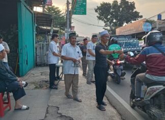 MPC Fahmi Tamami Tangsel Bergabung Dengan Kembang Latar Banten Menyebarkan Takjil
