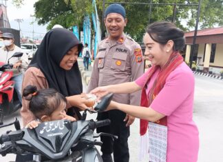 Ketua Bhayangkari Polres Toba Bersama Jajaran Bhayangkari Ranting Bagi Paket Takjil Gratis Buka Puasa