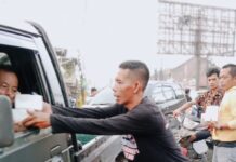 Media Kupas Merdeka Bagikan Paket Berbuka Puasa Bagi Penguna Jalan