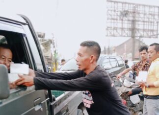 Media Kupas Merdeka Bagikan Paket Berbuka Puasa Bagi Penguna Jalan
