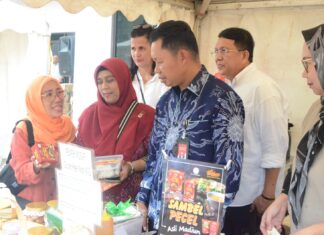 Pj Bupati Bogor, Asmawa Tosepu Kunjungi Pasar Murah Kadin