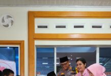 Kapolres Dan Wakapolres Taput Bagi Bagi Takjil Dan Nasi Kotak