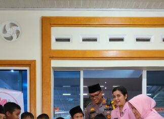 Kapolres Dan Wakapolres Taput Bagi Bagi Takjil Dan Nasi Kotak