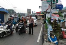 Anggota Wilayah Hukum Polsek Ciampea Polres Bogor Laksanakan Rutin Gatur Lalu Lintas