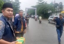 Dinas DPMPTSP Tangsel Berbagi Takjil Gratis Di Depan Islamic Center Bagi Pengguna Jalan Selama 4 Hari
