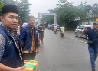 Dinas DPMPTSP Tangsel Berbagi Takjil Gratis Di Depan Islamic Center Bagi Pengguna Jalan Selama 4 Hari