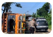 Kecelakaan Tunggal Truk Tronton di Parung Panjang,Polsek Parung Panjang dan Unit Laka Lantas Polres Bogor Lakukan Penanganan Dan Tidak Menimbulkan Korban Jiwa