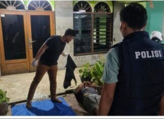 Temu Mayat Pria yang Di Duga ODGJ di Halaman Masjid Desa Ciderum, Caringin Kabupaten Bogor