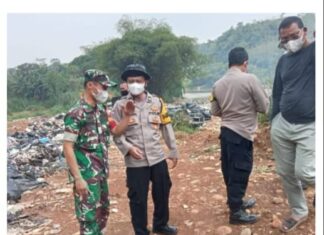 Unit Tipiter Polres Bogor Bersama Polsek Rancabungur Cek TKP Dimana Adanya Tempat Pengolahan Limbah Sampah Ilegal Di Desa Mekarsari