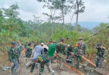 Kebersamaan Kekompakan Warga Dengan Personil TMMD Imbangan dan Kodim 0615 Melaksanakan Rabat Jalan Beton