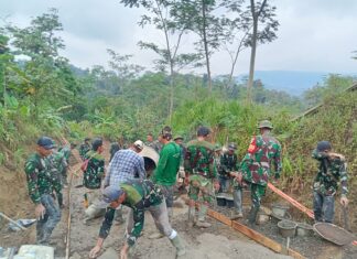 Kebersamaan Kekompakan Warga Dengan Personil TMMD Imbangan dan Kodim 0615 Melaksanakan Rabat Jalan Beton