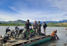 Siap Hadapi Segala Tantangan Untuk Kesejahteraan masyarakat, Anggota Satgas TMMD ke-120 Kodim 1307/Poso Menyebrangi Sungai Menggunakan Rakit Menuju Desa Borneang