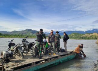 Siap Hadapi Segala Tantangan Untuk Kesejahteraan masyarakat, Anggota Satgas TMMD ke-120 Kodim 1307/Poso Menyebrangi Sungai Menggunakan Rakit Menuju Desa Borneang