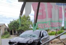 Toyota Rush Tabrak Tiang Pentunjuk Arah Jalan Dan Menyenggol Pejalan Kaki