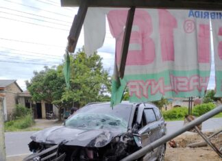 Toyota Rush Tabrak Tiang Pentunjuk Arah Jalan Dan Menyenggol Pejalan Kaki