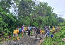 Kodim 1307/Poso Lakukan Pengecoran Rabat Jalan di Desa Uekambuno dalam TMMD ke-120