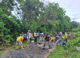 Kodim 1307/Poso Lakukan Pengecoran Rabat Jalan di Desa Uekambuno dalam TMMD ke-120