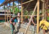Satgas TMMD ke – 120 Kodim 1307/Poso Memasang Batako Rumah Tidak Layak Huni ( RTLH ) Milik Bapak Rippin Rela Di Desa Uekambuno