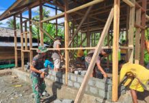 Satgas TMMD ke – 120 Kodim 1307/Poso Memasang Batako Rumah Tidak Layak Huni ( RTLH ) Milik Bapak Rippin Rela Di Desa Uekambuno