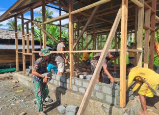 Satgas TMMD ke – 120 Kodim 1307/Poso Memasang Batako Rumah Tidak Layak Huni ( RTLH ) Milik Bapak Rippin Rela Di Desa Uekambuno