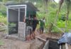 TMMD Ke-120 Kodim 1307/Poso Terus Berlanjut, Dengan Pencapaian Yang Sangat Signifikan: Pemasangan Dinding Seng Jamban Milik Bapak Afrisal Nde’o di Desa Tobamawo