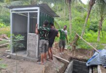 TMMD Ke-120 Kodim 1307/Poso Terus Berlanjut, Dengan Pencapaian Yang Sangat Signifikan: Pemasangan Dinding Seng Jamban Milik Bapak Afrisal Nde’o di Desa Tobamawo