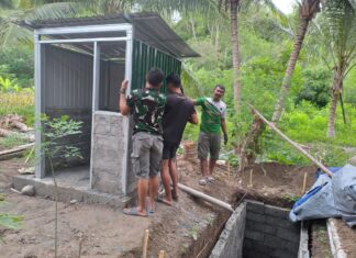 TMMD Ke-120 Kodim 1307/Poso Terus Berlanjut, Dengan Pencapaian Yang Sangat Signifikan: Pemasangan Dinding Seng Jamban Milik Bapak Afrisal Nde’o di Desa Tobamawo