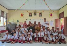 Tingkatkan Cinta Tanah Air Sejak Dini, Personel Satgas TMMD Kodim 1307/Poso Berikan Materi Wasbang Kepada Siswa-Siswi SDN Uekambuno