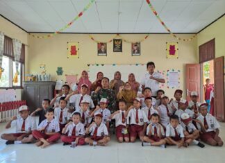 Tingkatkan Cinta Tanah Air Sejak Dini, Personel Satgas TMMD Kodim 1307/Poso Berikan Materi Wasbang Kepada Siswa-Siswi SDN Uekambuno