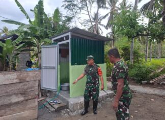 Dansatgas TMMD ke-120 Kodim 1307/Poso, Letkol Inf Hasroel Tamin, S.H.,M.Hub.Int. Tinjau Sasaran Fisik Pembangunan Jamban di Desa Uekambuno