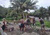 Anggota Satgas TMMD Kodim 1307/Poso dan Masyarakat Bersatu dalam Pengecoran Rabat Jalan Desa Tobamawu