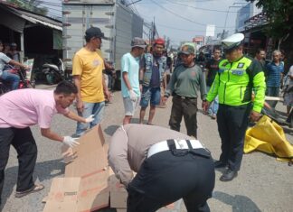 Polsek Gunung Putri Bersama Unit Laka Lantas Polres Bogor Tangani Kecelakaan Maut di Jalan Raya Mercedes Benz, Bogor