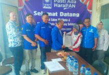 Yayang Bahtiar Menerima penetapan SK dari KPUD