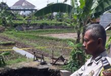 Polsek Ciomas Cek TKP Lokasi Robohnya jembatan penghubung antara kel.padasuka dan Desa Ciomas Rahayu