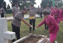 Jelang HUT Bhayangkara Ke-78, Polres Toba Gelar Upacara Ziarah Dan Tabur Bunga di TMP Bahagia Balige