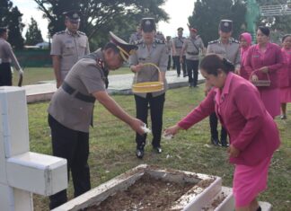 Jelang HUT Bhayangkara Ke-78, Polres Toba Gelar Upacara Ziarah Dan Tabur Bunga di TMP Bahagia Balige