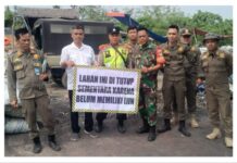 Polsek Tenjo Bersama Instansi Terkait Kawal Pengamanan Langsung Penutupan Usaha Pembakaran Ban Ilegal oleh Muspika Kecamatan Tenjo