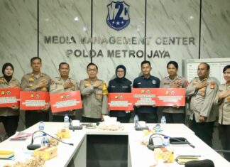 Tingkatkan Citra Positif Polri: Kabid Humas Polda Metro Jaya Berikan Penghargaan