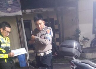 Polsek Caringin dan Subnit Gakkum Cek TKP Kecelakaan Lalulintas Truk dan Sepeda Motor Satu Orang Luka Luka